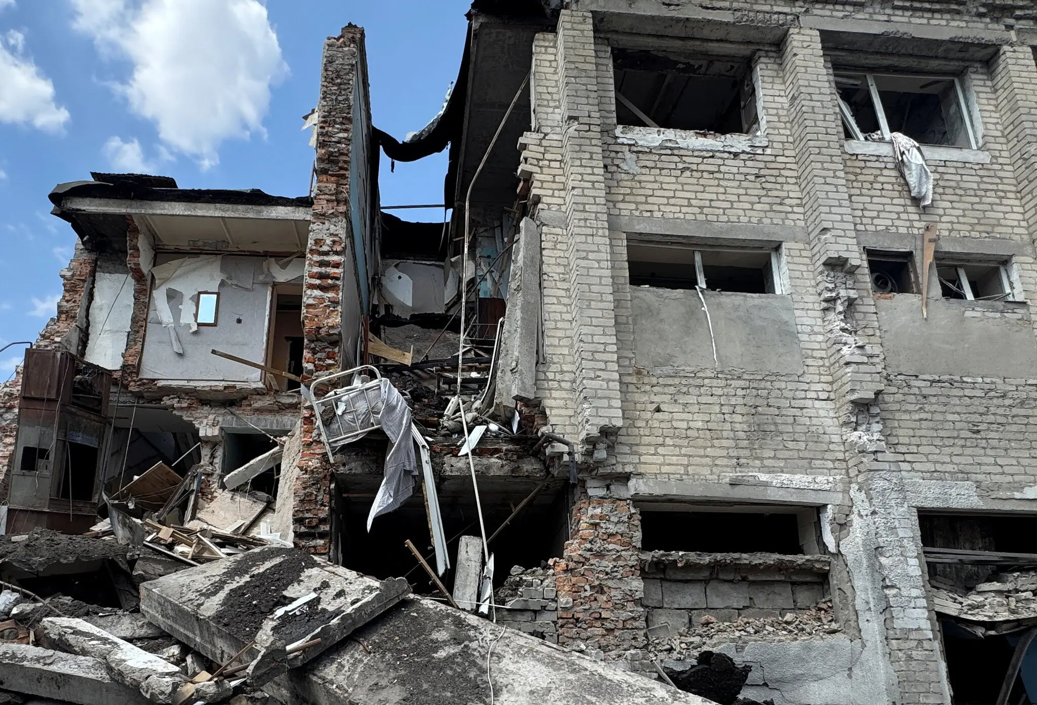Російський удар по в’язниці в Україні: 17 загиблих, нові жертви серед мирних жителів